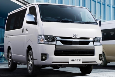 （左）：VAN・2WD・2800ディーゼル・標準ボディ・スーパーGL